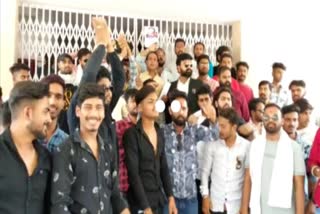 NSUI protested against Registrar in Vikram University