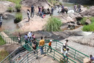 Crowd of tourists in Idukki  വേനല്‍ മഴ മാറി മാനം തെളിഞ്ഞു  വിഷുക്കാലവുമെത്തി  ഇടുക്കിയിലേക്ക് സഞ്ചാരികളുടെ ഒഴുക്ക്  ഇടുക്കി വാര്‍ത്തകള്‍  ഇടുക്കി ജില്ല വാര്‍ത്തകള്‍  idukki news updates  latest news in kerala  kerala tourist spot