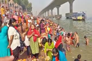 पटना में सतुआनी को लेकर गंगा स्नान करने उमड़ी श्रद्धालुओं की भीड़