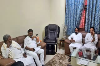 Savadi Meets Congress Leaders in Bengaluru  former DCM Laxman Savadi Meets Congress  Laxman Savadi Meets Congress Leaders  ರಂಗೇರಿದ ರಾಜಕಿಯ ಚಟುವಟಿಕೆ  ಕಾಂಗ್ರೆಸ್​ ನಾಯಕರನ್ನು ಭೇಟಿ ಮಾಡಿ ಚರ್ಚೆ  ಚರ್ಚೆ ನಡೆಸುತ್ತಿರುವ ಸವದಿ  ಮಾಜಿ ಉಪಮುಖ್ಯಮಂತ್ರಿ ಲಕ್ಷ್ಮಣ ಸವದಿ  ಸವದಿ ಕಾಂಗ್ರೆಸ್​ ನಾಯಕರನ್ನು ಭೇಟಿ  ವಿಧಾನ ಪರಿಷತ್​ ಸದಸ್ಯ ಹಾಗೂ ಮಾಜಿ ಡಿಸಿಎಂ ಲಕ್ಷ್ಮಣ್ ಸವದಿ  ಮತ್ತಿತರ ನಾಯಕರ ಜತೆ ಸವದಿ ಚರ್ಚೆ  ಕಾಂಗ್ರೆಸ್ ಸೇರ್ಪಡೆ ಸಂಬಂಧ ರಾಜೀನಾಮೆ