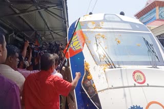 BJP make huge reception to Vande Bharat train  Vande Bharat train to kerala  Vande Bharat  Vande Bharat train to Kerala passed Palakkad  BJP Activists make huge reception to the train  വന്ദേ ഭാരത് ട്രെയിന്‍ പാലക്കാട് പിന്നിട്ടു  സ്വീകരണവുമായി ബിജെപി പ്രവർത്തകർ  കേരളത്തിലേക്ക് വിഷു കൈനീട്ടമായി  വന്ദേ ഭാരത് ട്രെയിന്‍  വന്ദേ ഭാരത്  ട്രെയിന്‍  ബിജെപി പ്രവർത്തകർ  പ്രധാനമന്ത്രി നരേന്ദ്രമോദി