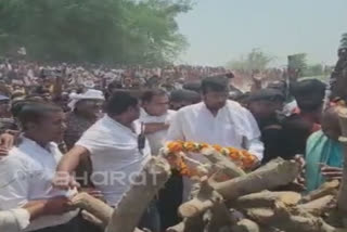 Union minister Pashupati Kumar Paras laying wreath on slain leader's body