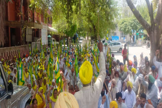Farmers protest in front of DC office in Barnala, Warning to central government