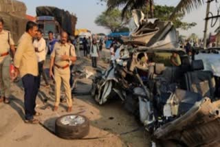 road accidents  two road accidents in Karnataka  Bus Accidents in karnataka  karnataka accident  കാറും ബസും കൂട്ടിയിടിച്ച് അപകടം  അപകടം  കുടക്  തുമകൂരു  കര്‍ണാടക വാഹനാപകടം