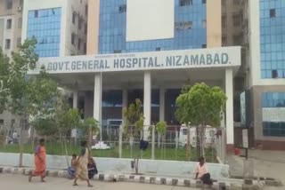 Nizamabad Hospital  ജീവനക്കാര്‍ ഗൗനിച്ചില്ല  Nizamabad news updates  വീല്‍ ചെയര്‍ ലഭിച്ചില്ല  മകനെ നിലത്ത് വലിച്ചിഴച്ചു  രോഗിയെ നിലത്ത് വലിച്ചിഴച്ചു