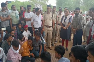 Demonstration regarding road construction in Panna