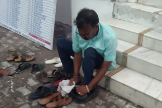 cleaning shoes of devotees