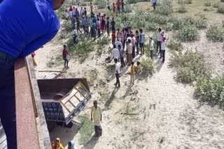 tractor trolley fail in garra river in uttar pradesh