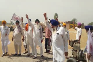 Slogan raising against the Punjab government by Kisan Sangharsh Committee