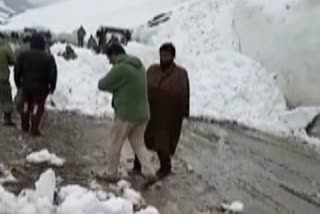 Three trucks were hit by an massive avalanche in Sonmarg