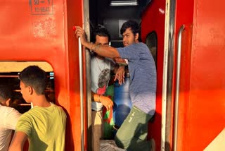 antyodaya-trains-no-space-to-even-step-into-an-unreserved-coach-from-surat-for-migrant-workers