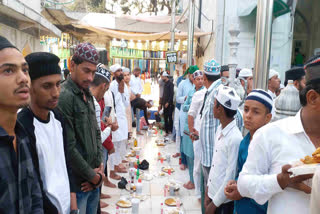 درگاہ اجمیر شریف میں ہندو مسلمان مل کر ایک ساتھ بیٹھ کر روزہ افطار کر رہے ہیں