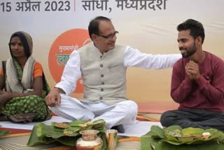 Accused of theft sitting next to CM Shivraj