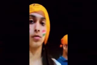 the-girl-had-sticker-indian-flag-on-her-face-was-stopped-to-enter-sri-harmandir-sahib-video-viral