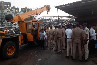 Iron hoarding collapses Five killed  Iron hoarding  Iron hoarding  Pimpri Chinchwad township  Pimpri Chinchwad  റോഡരികിലെ ഹോര്‍ഡിങ് തകര്‍ന്നുവീണ്  അഞ്ചുപേര്‍ മരിച്ചു  റോഡരികിലെ ഹോര്‍ഡിങ്  മഹാരാഷ്‌ട്ര  പൂനെ  ഹോര്‍ഡിങ്  ഹോര്‍ഡിങിന് കീഴിലായി അഭയം