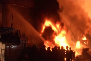 ആക്രി നിക്ഷേപ കേന്ദ്രത്തിൽ തീപിടിത്തം  Massive fire at scrap warehouse  Mumbai fire  mumbai scrap warehouse fire  മുംബൈ തീപിടിത്തം  തീപിടിത്തം  massive fire Brock out in mumbai  national news  scrap warehouse fire  Mumbai Maharashtra