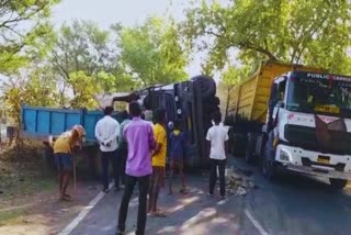 Heavy collision between trailer and tractor