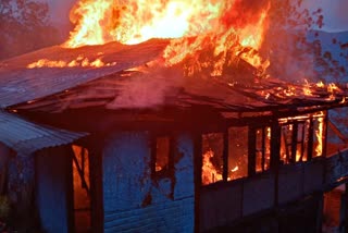 पीज के बोइंग गांव में आग से 2 मंजिला मकान जलकर राख