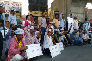 Protest against Minister Mahesh Joshi