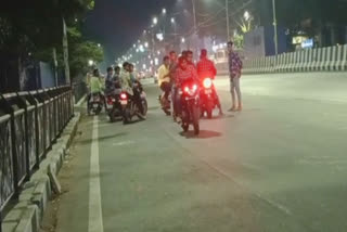people involved in bike race in Chennai Police confiscated 33 bikes and 16 year old boy died in a speeding bike accident
