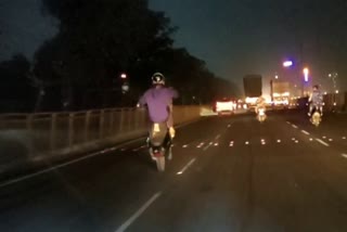 early-morning-bike-wheeling-at-bangalore-hosur-highway