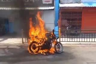 bike-caught-fire-while-running-accidentally-burned-bike-in-kerala