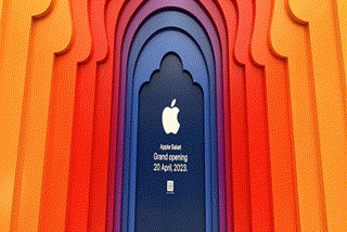 Tim Cook inaugurates Apple's Delhi store
