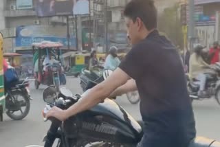 सहारनपुर में बसपा नेता ने बिना हेलमेट चलाई बाइक.