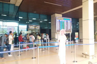 भीषण गर्मी में पटना एयरपोर्ट पर परेशान हो रहे यात्री
