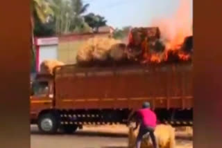 fire on straw  തീപിടിത്തം  അഗ്‌നബാധ  വൈക്കോൽ കൂനയ്‌ക്ക് തീപിടിച്ചു  തൊട്ടിൽപ്പാലം തീപിടിത്തം  ഓടിക്കൊണ്ടിരിക്കുന്ന ലോറിയിൽ തീപിടിച്ചു  കോളിക്കോട് വാർത്തകൾ  haystack caught fire Kozhikode  lorry caught fire Kozhikode  fire accident  kozhikode news