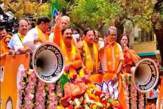 Mahesh Tenginkai held a huge road show during nomination submission.