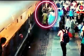 woman-passenger-got-stuck-in-train-rpf-jawan-who-became-an-angel-rescued-the-woman-safely-in-surat