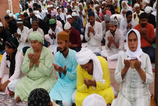 جمعۃ الوداع کے موقع پر خواجہ سراؤں نے نماز ادا کی