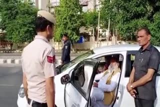 anil vij met policeman in gurugram