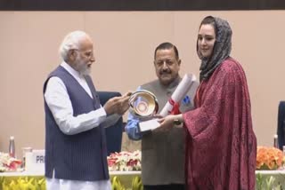 sehrish-asghar-shahid-choudhary-get-pms-award-for-excellence