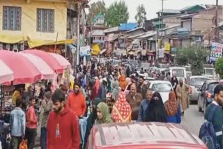 Markets abuzz for Eid shopping in Pulwama