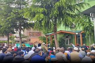 People throng mosques in Kashmir