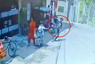 पटना में महिला के गले से चेन छिनकर भाग रहा बदमाश का फुटेज CCTV में कैद