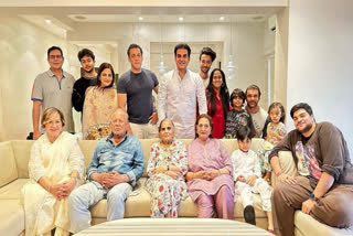 Salman Khan greets fans on Eid, poses with family for grand frame