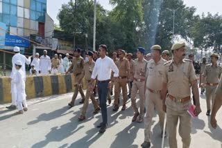 Eid prayers on road in Kanpu