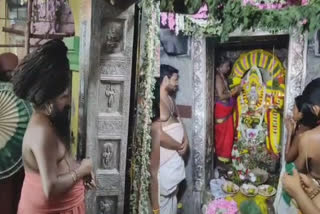 Guru Peyarchi worship held at Mayiladuthurai Vathanyeswarar temple