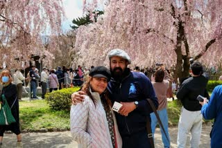 Mohanlal enjoys Japan Holiday trip with wife  Mohanlal enjoys Japan Holiday trip  Mohanlal enjoys Japan  Mohanlal  ജപ്പാനില്‍ അവധിക്കാലം ആഘോഷിച്ച് മോഹന്‍ലാല്‍  ചെറി പൂക്കളുടെ സൗന്ദര്യം ആസ്വദിച്ച് താരം  മലൈക്കോട്ടൈ വാലിബന്‍  മോഹന്‍ലാല്‍  ജപ്പാനില്‍ അവധിക്കാലം ആഘോഷിക്കുകയാണ് മോഹന്‍ലാല്‍  ജപ്പാനിലെ ഹിരോഷിമ പാര്‍ക്കില്‍  കൊബയാഷി ഇസ്സ  ലിജോ ജോസ് പെല്ലിശ്ശേരി  ജപ്പാന്‍റെ സൗന്ദര്യം ആസ്വദിച്ച് നടന്‍ മോഹന്‍ലാല്‍