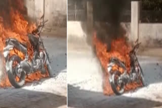 irritate by technical fault man set bike on fire in Bikaner