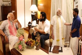 Unni Mukundan meets PM Narendra Modi  Unni Mukundan meets PM  Unni Mukundan  PM Narendra Modi  Narendra Modi  Meppadiyan director invites his wedding to Modi  Meppadiyan director  Meppadiyan director invites his wedding  45 മിനിറ്റ് ഗുജറാത്തിയില്‍ സംസാരിച്ച് ഉണ്ണി  വിവാഹം ക്ഷണിച്ച് മേപ്പടിയാന്‍ സംവിധായകന്‍  പ്രധാനമന്ത്രിക്ക് കൃഷ്‌ണ വിഗ്രഹം സമ്മാനിച്ച് ഉണ്ണി  മോദിയെ കണ്ട സന്തോഷം പങ്കുവച്ച് വിഷ്‌ണു മോഹന്‍  പ്രധാനമന്ത്രി നരേന്ദ്ര മോദി  പ്രധാനമന്ത്രി  നരേന്ദ്ര മോദി  ഉണ്ണി മുകുന്ദന്‍ കൃഷ്‌ണ വിഗ്രഹവും സമ്മാനിച്ചു  മോദി  ഉണ്ണി മുകുന്ദന്‍