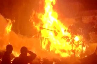 झोपड़ीनुमा तीन घरों में लगी भीषण आग