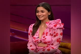 ALIA BHATT POSES WITH HER LITTLE FANS AT MUMBAI AIRPORT