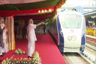 pm-modi-flags-off-keralas-first-vande-bharat-express-train