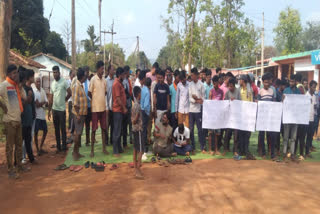 Villagers strike on Narayanpur Orchha road