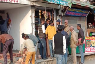 अवैध दुकानों से कब्जा हटाकर एमडीडीए नें शौचालय का निर्माण शुरू