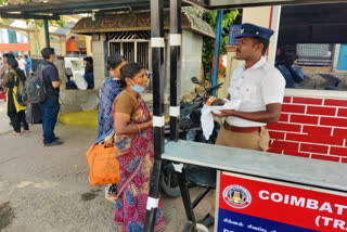 கடும் பணிச்சுமை இடையே போக்குவரத்து காவலரின் மனிதநேயம் போற்றும் செயல் - வைரலாகும் வீடியோ!!